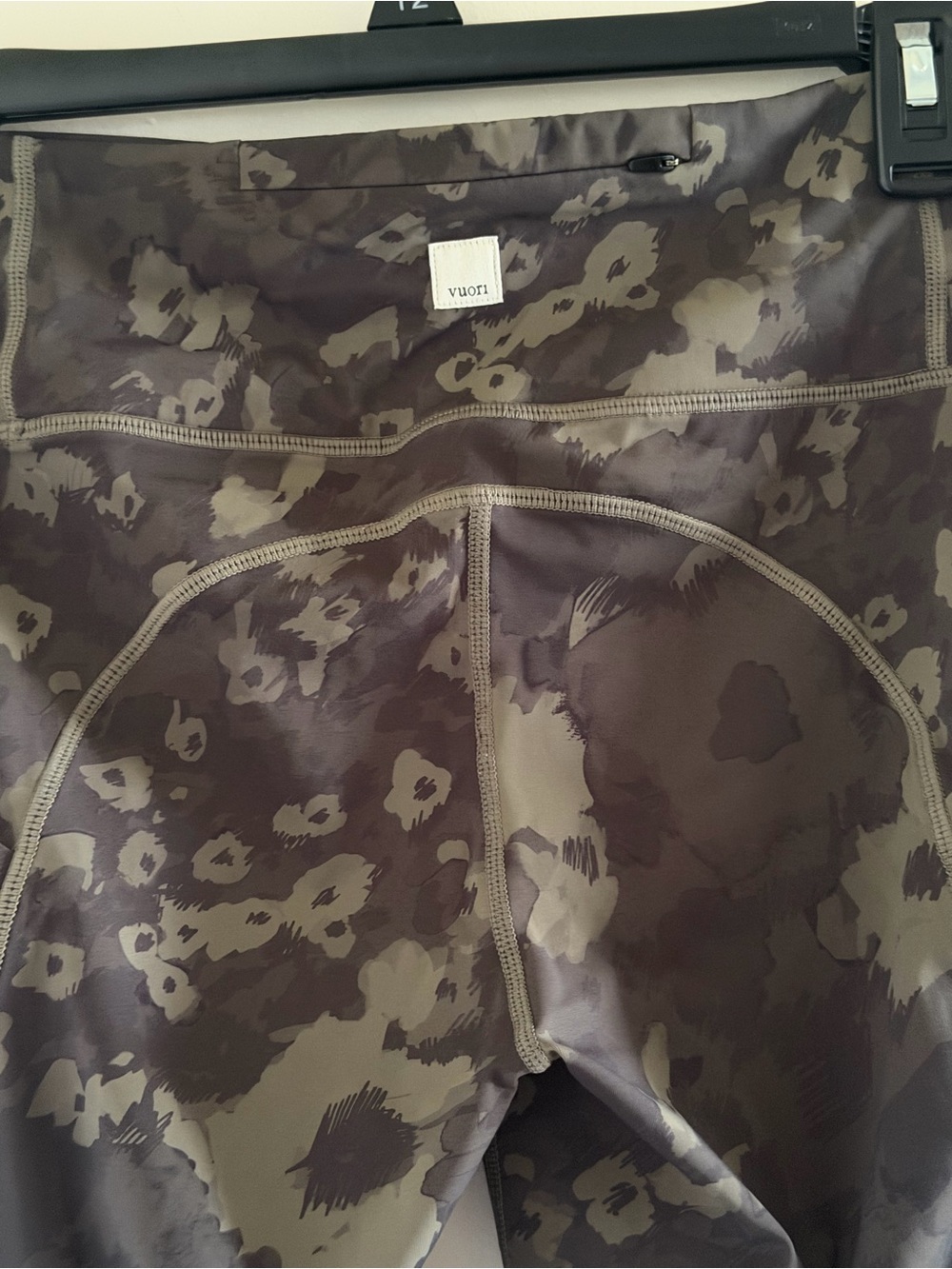Vuori Stride Leggings Small Green Camo High Rise 7/8 Running Yoga Side Pocket - Picture 10 of 14